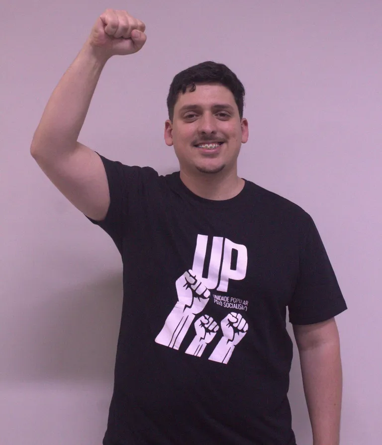 Ruan Vidal com a camiseta da Unidade Popular. Foto publicada no perfil oficial da candidatura.